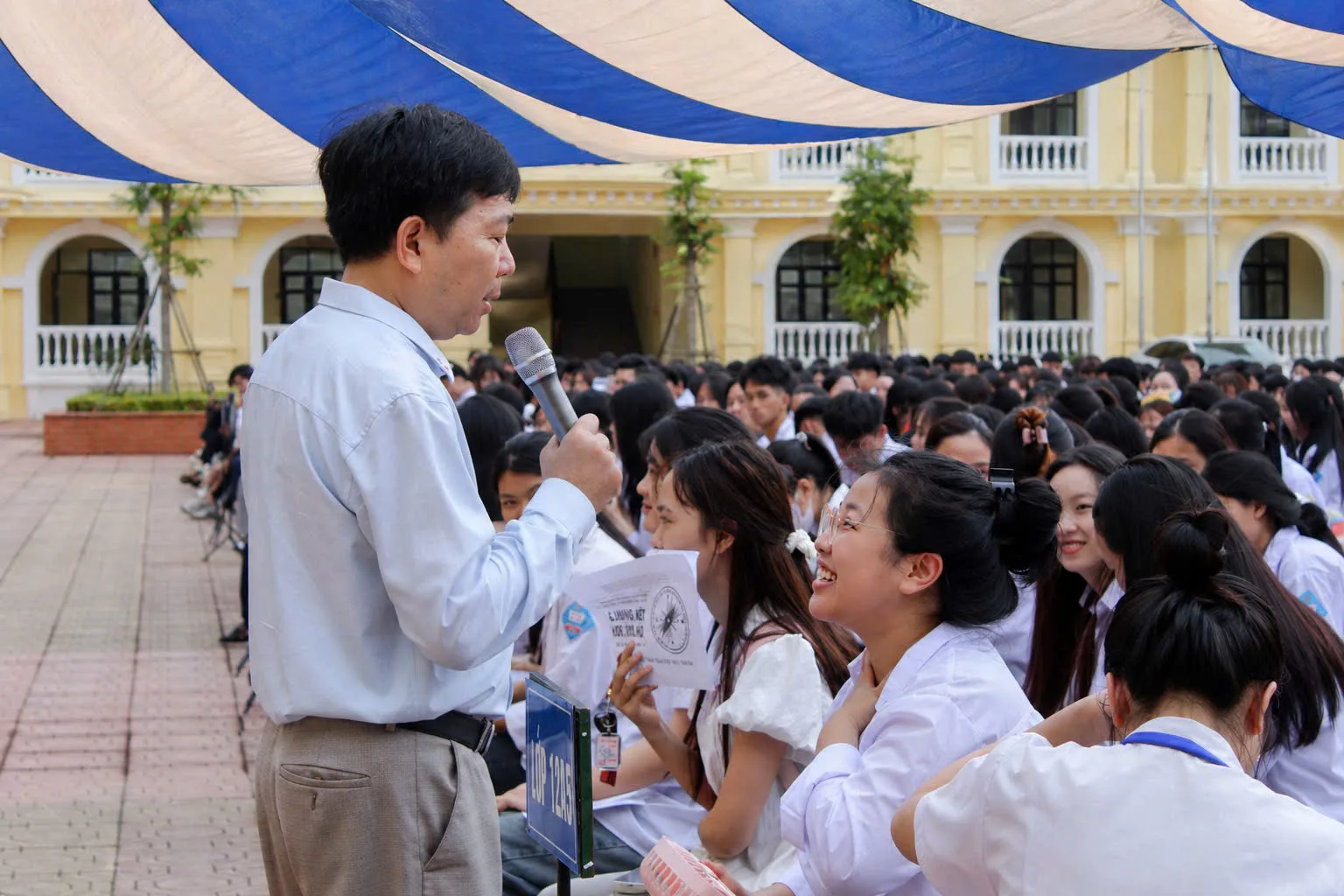 Ảnh 1: Ông Nguyễn Văn Hiền - Phó giám đốc Trung tâm Dịch vụ việc làm thành phố Quảng Ninh tư vấn, hướng nghiệp trực tiếp cho các em học sinh tại trường

THPT Bình Liêu.