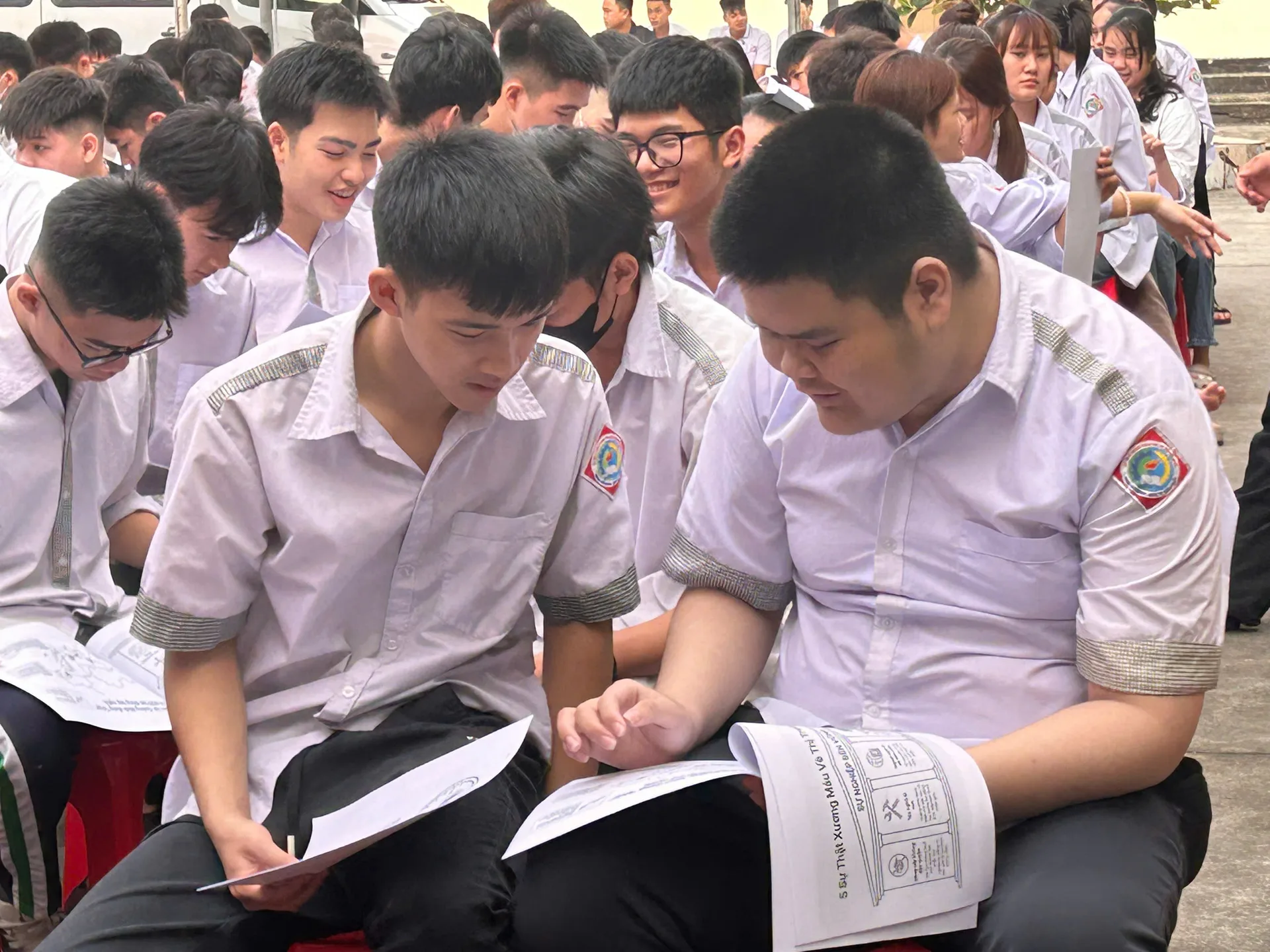 Ảnh 2: Học sinh Trung tâm GDNN – GDTX phân hiệu Mạo Khê nghiên cứu tài liệu hướng nghiệp và thông tin thị trường lao động trong buổi tư vấn.