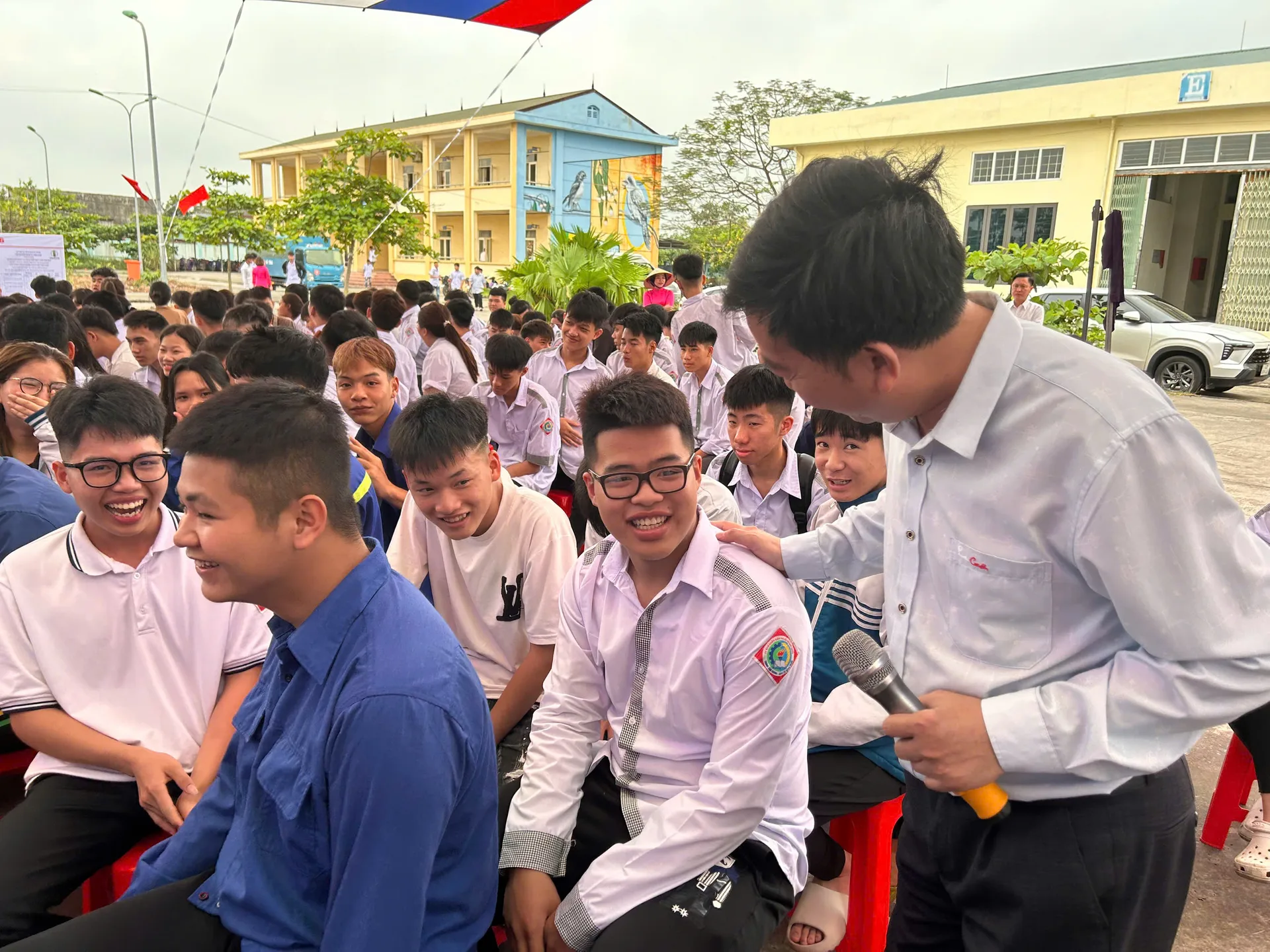 Ảnh 3: Hành trình đồng hành của Trung tâm DVVL: Từ tư vấn hướng nghiệp đến trao cơ hội việc làm