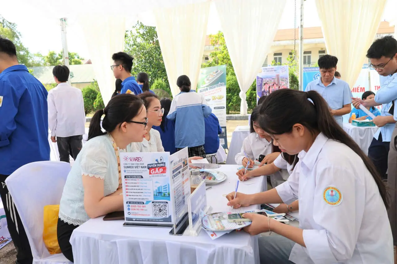 Hình ảnh người lao động tại Ngày hội việc làm cụm xã Đầm Hà - Quảng Tân