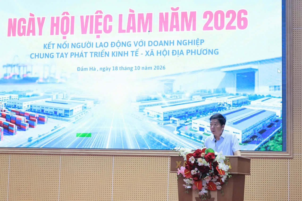 Ông Nguyễn Văn Hiền - Phó giám đốc Trung tâm Dịch vụ việc làm thành phố Quảng Ninh phát biểu tại ngày hội