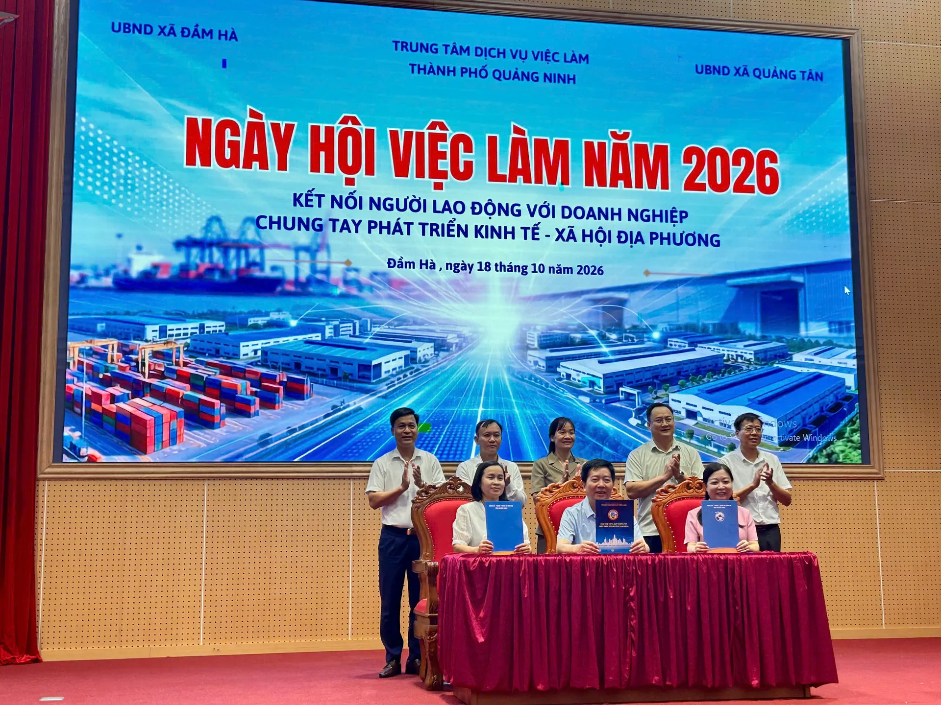 Hình ảnh lễ ký kết Quy chế phối hợp giữa Trung tâm Dịch vụ việc làm thành phố Quảng Ninh với UBND xã Đầm Hà và UBND xã Quảng Tân trong công tác cung cấp, tiếp nhận, tuyên truyền thông tin tuyển dụng lao động và hỗ trợ người lao động tìm kiếm việc làm